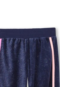 Calças de treino de veludo azul-marinho com uma superfície texturizada, apresentando riscas laterais cor-de-rosa e detalhes de glitter espalhados pelo tecido. Cintura larga elástica.
