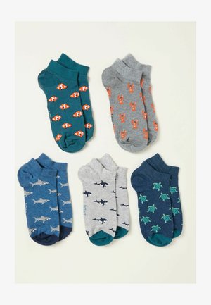 Vijf kleurrijke sokken: groenblauw met clownvissen, grijs met oranje honden, blauw met grijze haaien, lichtgrijs met zwarte haaien, donkerblauw met groene schildpadden.