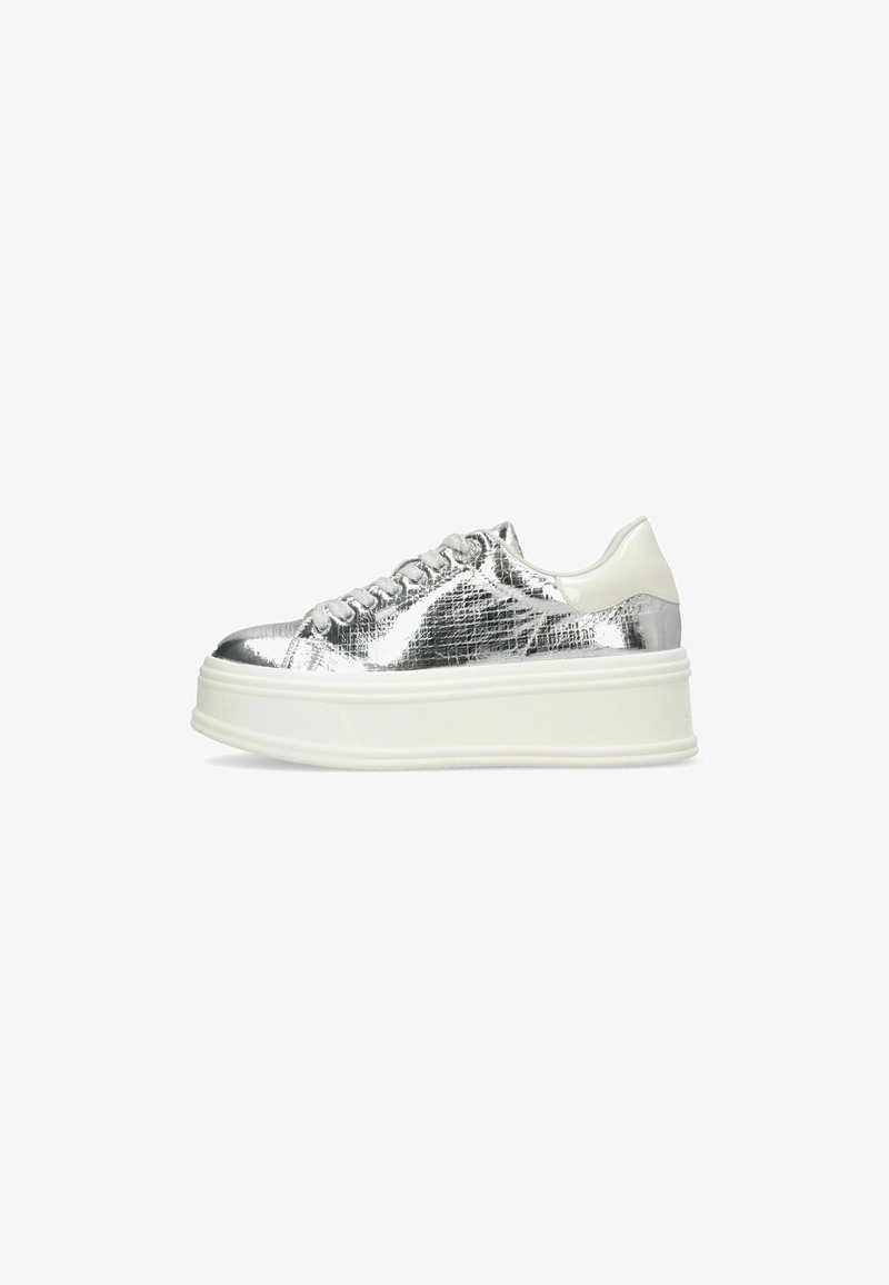 Sneaker metallico argento con finitura testurizzata, dettagli bianchi e una suola a piattaforma spessa per un'altezza extra. Caratterizzato da design con lacci.