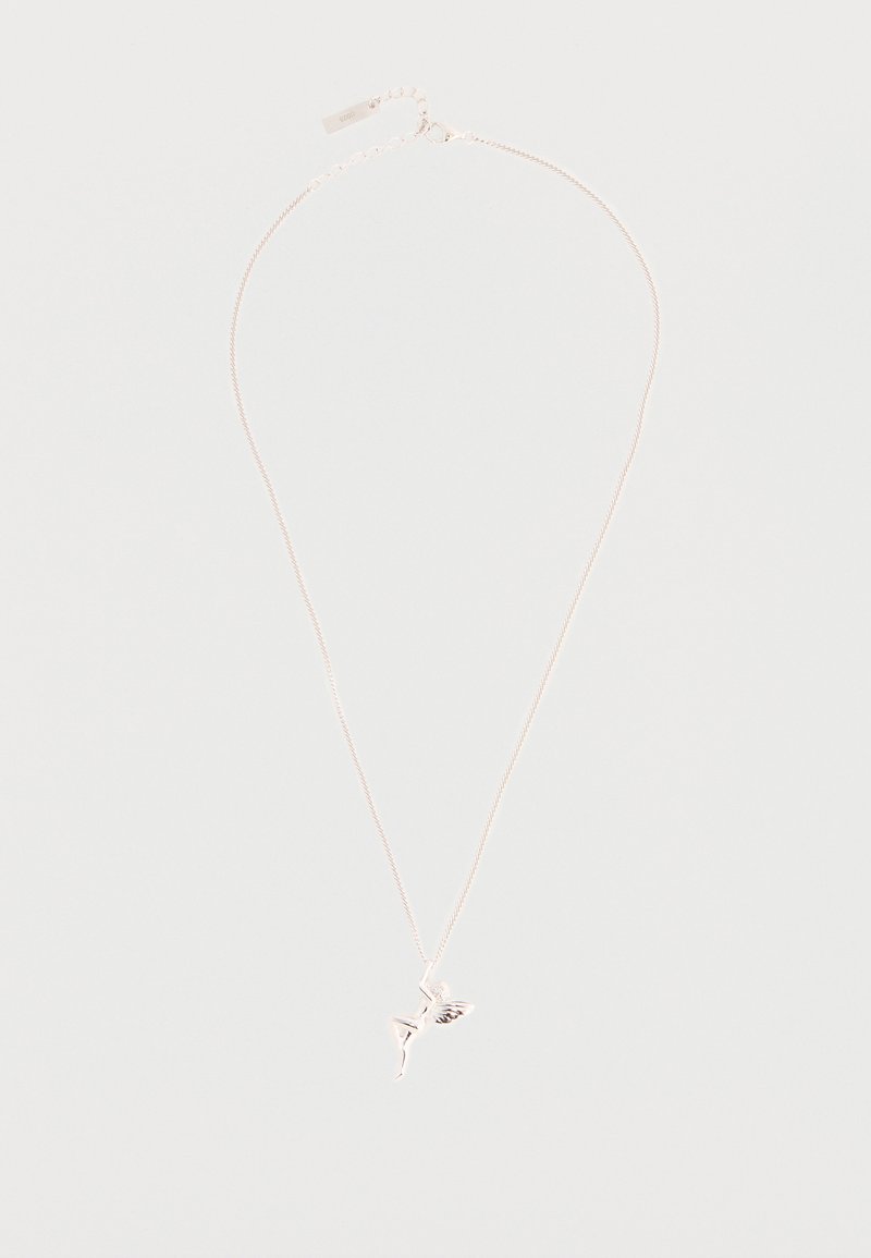 Ασημένιο κολιέ αλυσίδα με ένα μικρό μενταγιόν σε σχήμα νεράιδας, που έχει φτερά και είναι καθιστή, σε απλό φόντο.