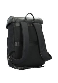 Mochila negra con parte superior de cuero, panel trasero de malla, correas de hombro acolchadas y bolsillos laterales. Cuenta con un cierre enrollable para un almacenamiento seguro.