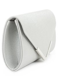 Kleine zilveren clutch met structuur, envelopvormige klep en metalen V-vormige sluiting op witte achtergrond.