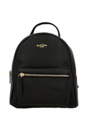 Mini sac à dos noir avec fermeture éclair dorée, poche avant, poignée supérieure et petit logo de marque doré portant la mention "Quest Leader studio" sur une texture lisse.
