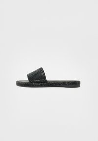 Sorte badesandaler med en teksturert øvre stropp og flat gummisåle, med en subtil glitrende detalj gjennom materialet.