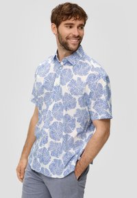 Korte mouw knoopshirt met een blauw bladenpatroon op een witte achtergrond. Bevat een standaard kraag en heeft een comfortabele pasvorm.