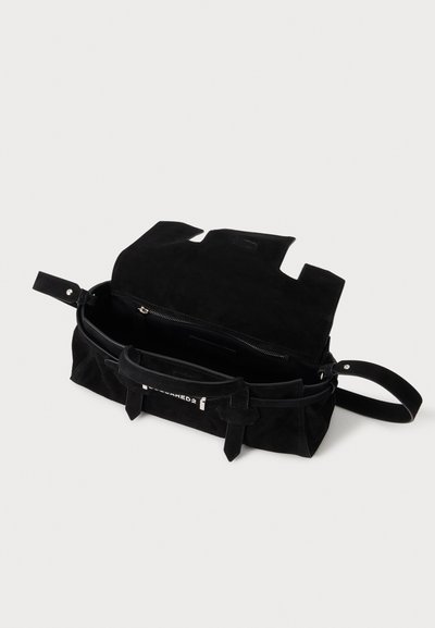 Sac à main en daim noir avec rabat ouvert, montrant un intérieur spacieux et une poche zippée, ainsi que deux poignées courtes.