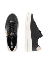 Schwarze Leder-Sneaker mit einer glatten Oberfläche, ausgestattet mit einer weißen Sohle, goldenen Hardware-Details und beigem Ferseneinsatz.