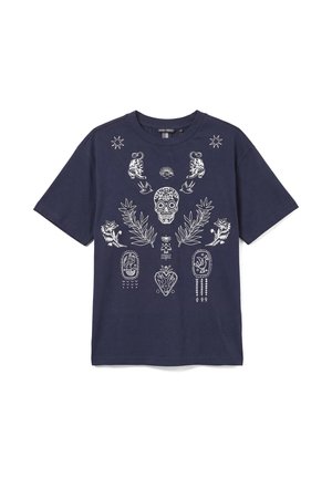 T-shirt bleu marine avec des motifs graphiques blancs comprenant un crâne décoré, des étoiles, des roses, des feuilles de palmier et des symboles abstraits à l'avant.