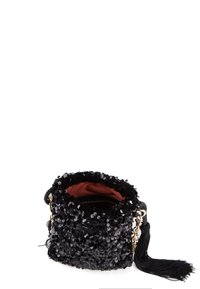 Bolso de cubo negro con lentejuelas, forro interior suave, detalles en cadena dorada y un adorno de borlas, con un cierre de cordón en la parte superior.