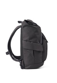 Schwarzer Rucksack mit strukturierter Form, texturiertem Stoff, verstellbaren Trägern und einer Vordertasche. Verfügt über einen Rolltop-Verschluss und minimales Zubehör.
