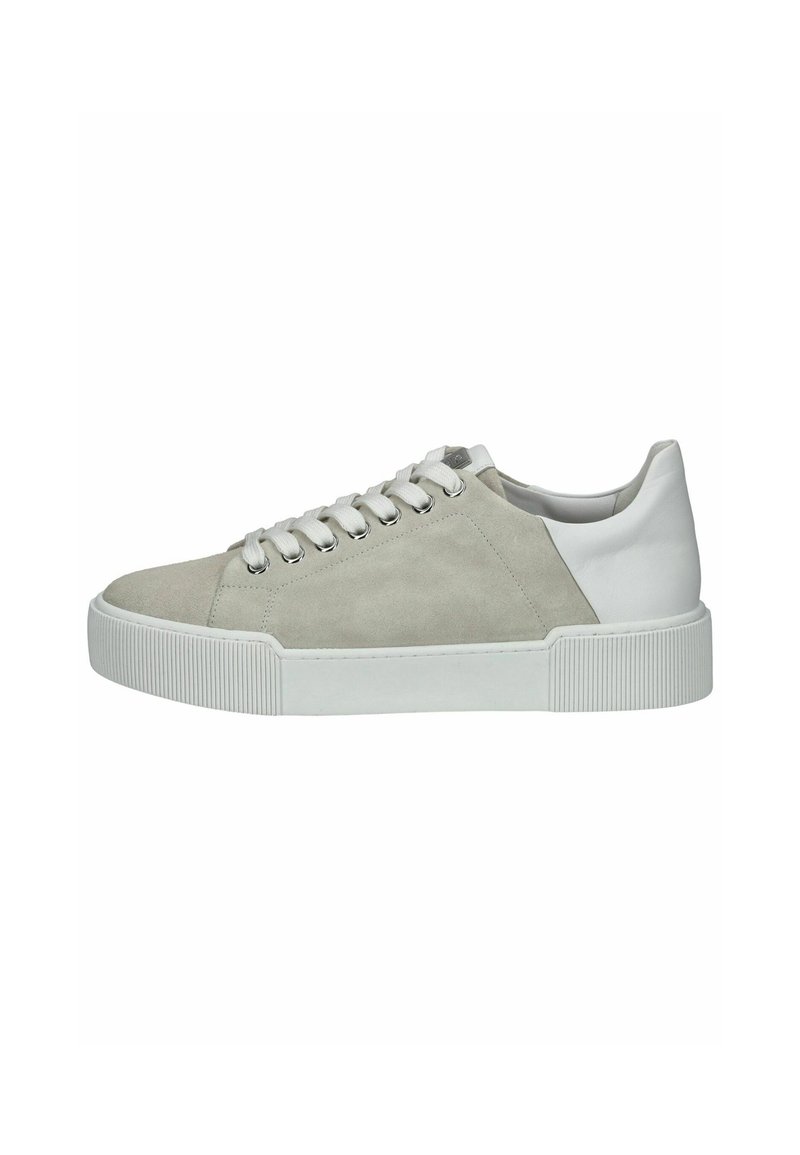 Sneaker in suede grigio chiaro con dettagli bianchi, caratterizzata da una punta rotonda, lacci piatti e una suola in gomma testurizzata con scanalature verticali.