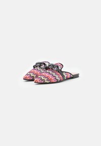Scarpe slip-on a punta con un motivo intrecciato multicolore in rosa, viola e crema, con dettagli neri e suola piatta.