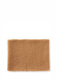 Alfombra rectangular beige hecha de tela mullida y texturizada. Los bordes están suavemente acabados con un ligero y uniforme fleco. La forma es limpia y sencilla.