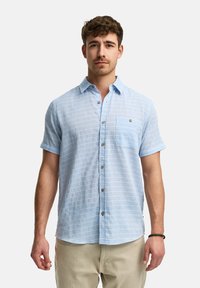 Lichtblauwe shirt met korte mouwen met een gestructureerd patroon en knoopsluiting. Voorzien van een enkel borstzakje en subtiele streepdetails.