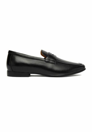 Czarny skórzany męski mokasyn typu slip-on z niskim obcasem i paskiem na cholewce, pokazany z profilu na białym tle.