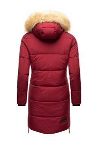 Geacă puffer roșie cu glugă căptușită cu blană detașabilă, design matlasat, mâneci lungi și fermoare laterale pentru ajustare. Include o emblemă cu logo.