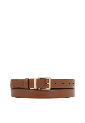 Ceinture en cuir marron avec boucle rectangulaire en or et plusieurs trous d'ajustement, présentée enroulée sur un fond blanc.