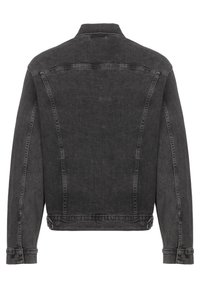 Černá džínová bunda zobrazená zezadu s viditelnými švy, zapínanými manžetami a nastavitelné panely v pase na knoflíky.