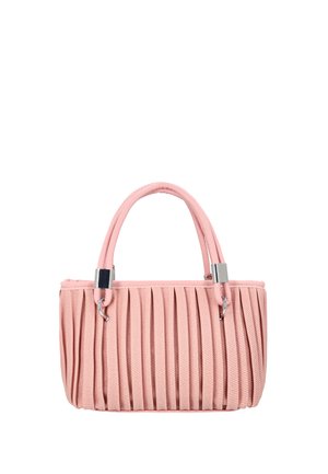 Kis rózsaszín kézitáska függőleges redőkkel, két lekerekített fogóval, amelyeket ezüst színű fém tartók rögzítenek, fehér háttéren.