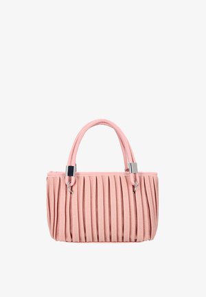 Kis rózsaszín kézitáska függőleges redőkkel, két lekerekített fogóval, amelyeket ezüst színű fém tartók rögzítenek, fehér háttéren.