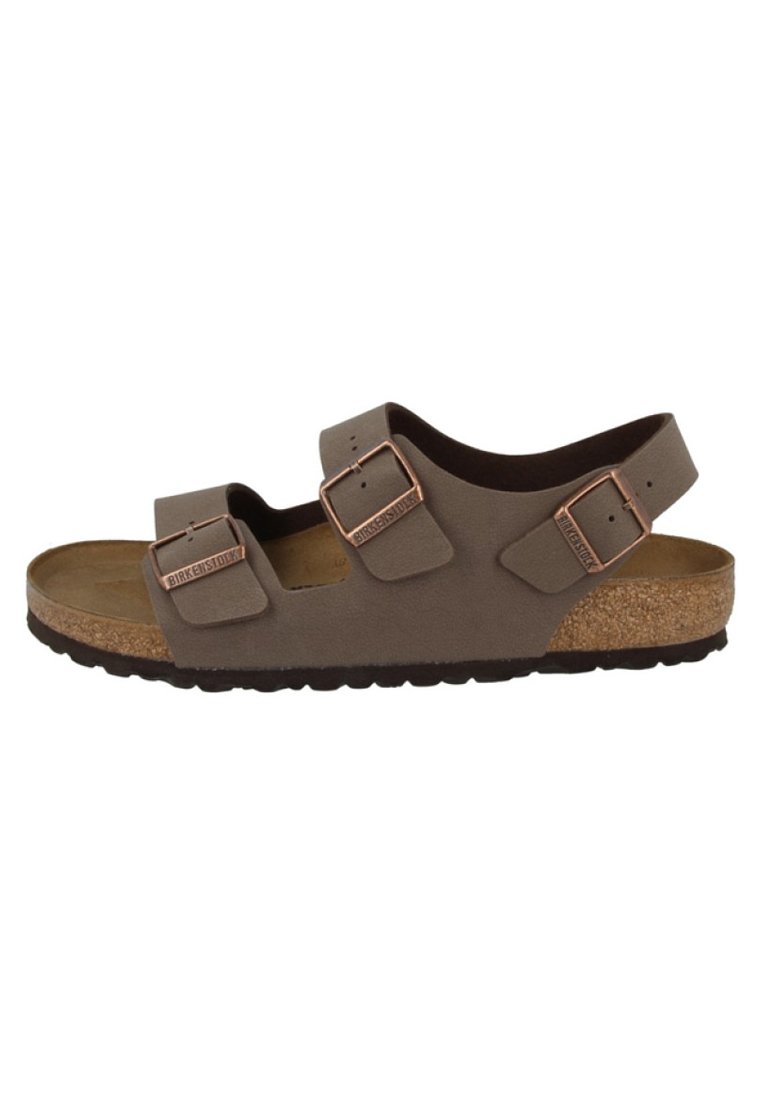 Sandalias sintéticas marrones con dos correas ajustables y hebillas de color cobre, que cuentan con una plantilla de corcho y una suela de goma negra texturizada.