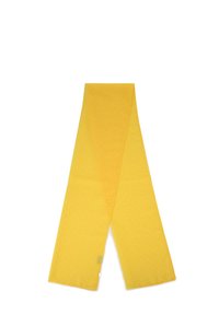 Bufanda amarilla hecha de un tejido suave, con una textura lisa y pequeños lunares blancos distribuidos de manera uniforme por toda la superficie.