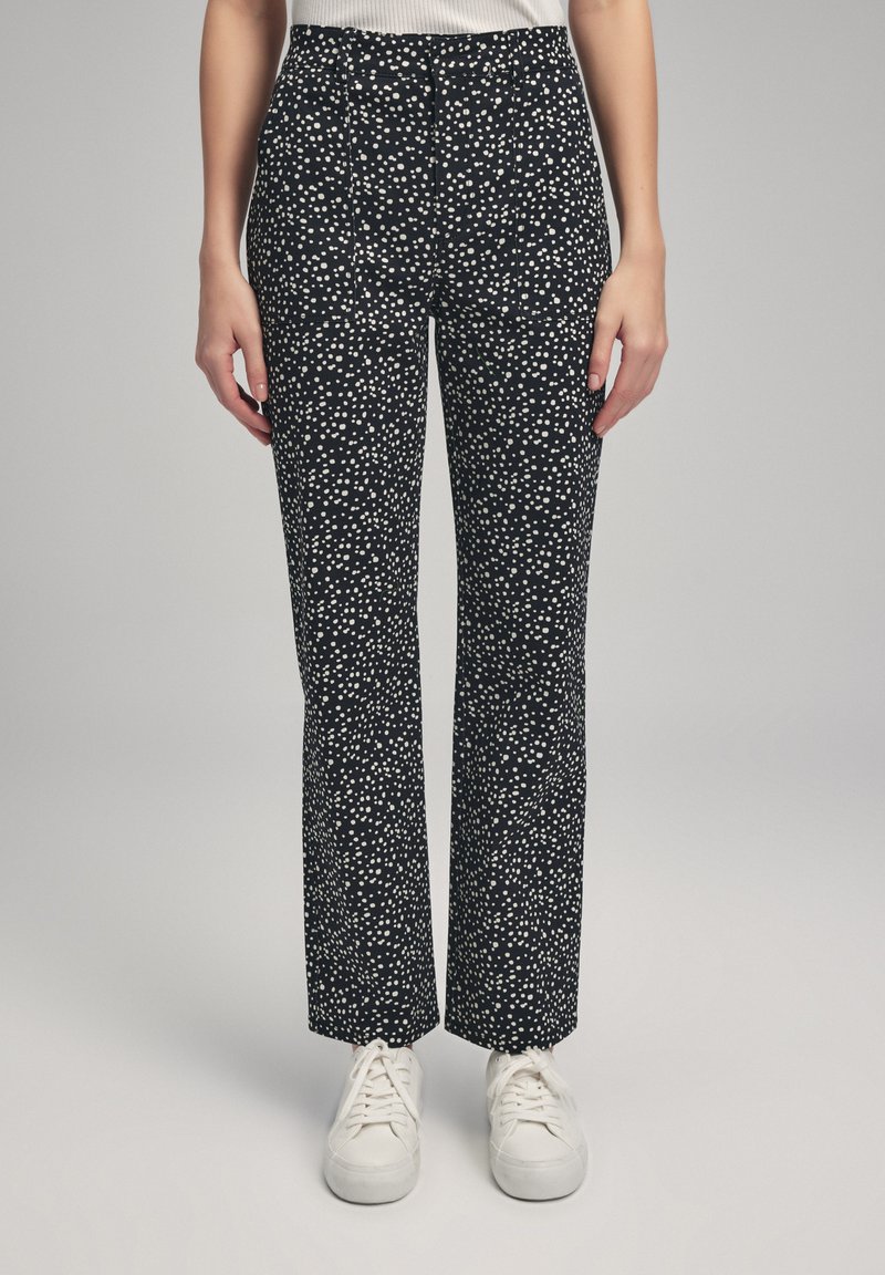 Zwart-witte stippenbroek met een rechte pijpdesign, de stof heeft een gladde textuur en de tailleband benadrukt een getailleerde pasvorm.