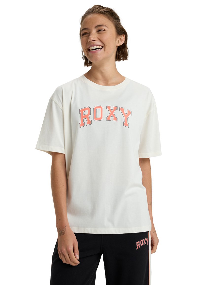 Witte katoenen t-shirt met korte mouwen en ronde halslijn, voorzien van een groot rood-oranje "ROXY" logo over de borst.