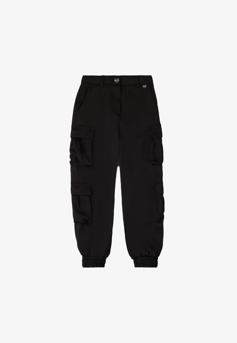 Pantalon cargo noir avec plusieurs poches latérales, poignets élastiqués, passants de ceinture et fermeture par bouton à la taille.