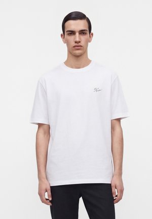 KARL LAGERFELD, RED FRAME - Тениска с щампа - white