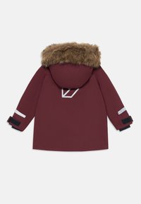 Burgundijas parka jaka ar noņemamu mākslīgās kažokādas kapuci, atstarojošiem akcentiem, garām piedurknēm ar Velcro siksnām un taisnu apakšmalu.