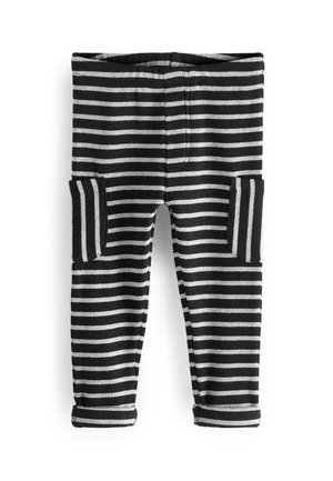 Pantalon pour tout-petit à rayures horizontales noires et blanches avec deux poches latérales et revers pliés sur fond blanc.
