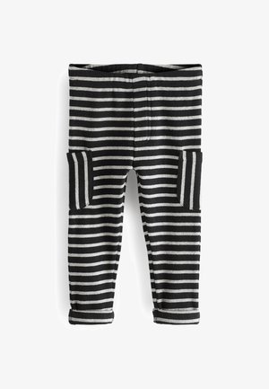 Zwart-witte horizontaal gestreepte peuterbroek met twee zijzakken en omgeslagen boorden op een witte achtergrond.