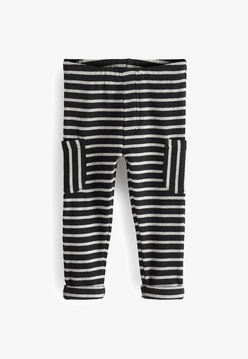 Pantalon pour tout-petit à rayures horizontales noires et blanches avec deux poches latérales et revers pliés sur fond blanc.