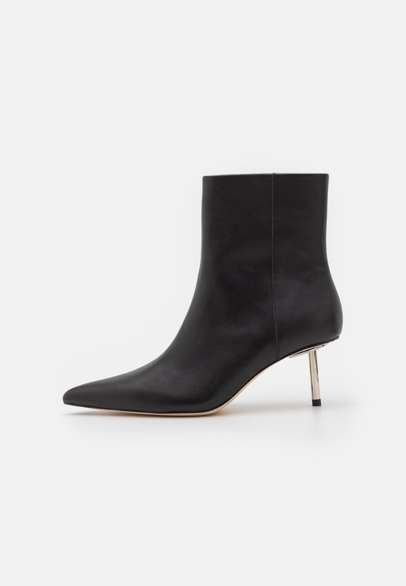 Czarny skórzany ботинок на kostce z ostro zakończonym noskiem i cienkim metalowym obcasem. Gładka tekstura z prostymi liniami i minimalistycznymi cechami wzornictwa.