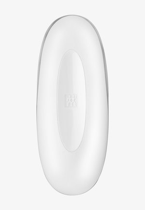 Savon blanc ovale avec un logo en relief au centre sur un fond blanc uni.