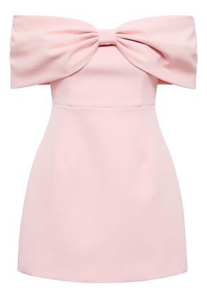 Stropfri, lyserød minikjole med stor, struktureret sløjfe over brystet og tilspidset talje, glat stof og A-formet nederdel.