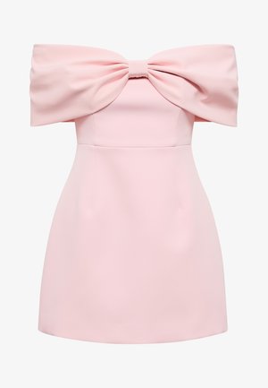 Stropfri, lyserød minikjole med stor, struktureret sløjfe over brystet og tilspidset talje, glat stof og A-formet nederdel.