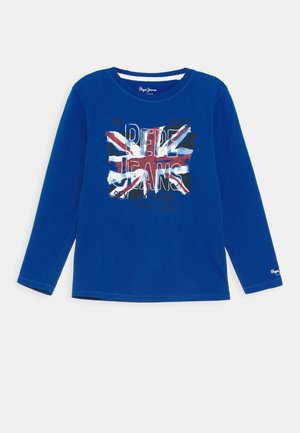 Langärmliges blaues T-Shirt aus Baumwolle mit einem Grafikdesign der UK-Flagge und dem Text "Pepe Jeans" in Weiß und Rot.
