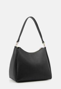 Schwarze Lederhandtasche mit einer abgerundeten Form und einem einzigen Träger. Verfügt über einen Reißverschluss und eine glatte Oberflächentextur.