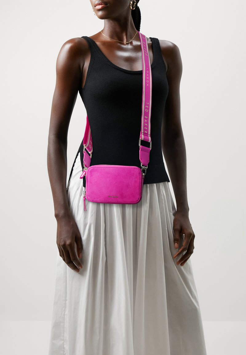 Ted Baker STUNNAS BRANDED WEBBING MINI CAMERA BAG - Umhängetasche - pink