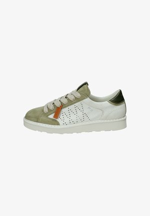 Sneaker casual basse con punta in camoscio beige, lati in pelle bianca traforata, lacci spessi beige e suola in gomma bianca.