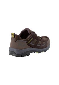 Scarpa da trekking marrone realizzata con un mix di suede e materiale a rete, dotata di una suola in gomma robusta, dettagli gialli e un colletto imbottito.