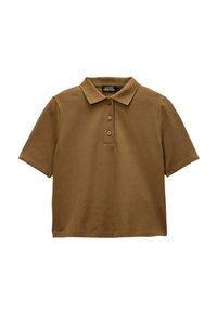 Polo shirt marron en coton, avec un col côtelé, des manches courtes et une patte de boutonnage à trois boutons. Texture lisse avec une coupe décontractée.