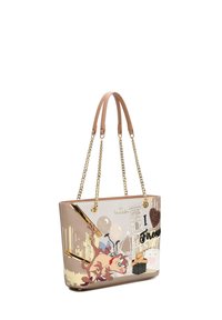 Borsa tote con esterno beige decorato, dettagli dorati, catene leggere e decorazioni come "I ❤️ France" e grafiche in stile cartone animato.