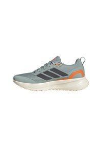 Zapatillas deportivas azul claro con acentos grises, detalles en naranja y suelas de goma texturizadas. Presentan una suela acolchada y un diseño de puntera redondeada.