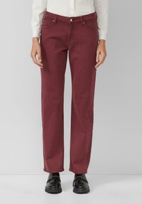 Burgundia sirge säärega teksad, mis on valmistatud puuvillast. Omavad eesmine taskuid, õmblusdetailid ja hõbedane nööbikalduvus. Mustad lohvpüksid rõhutavad välimust.