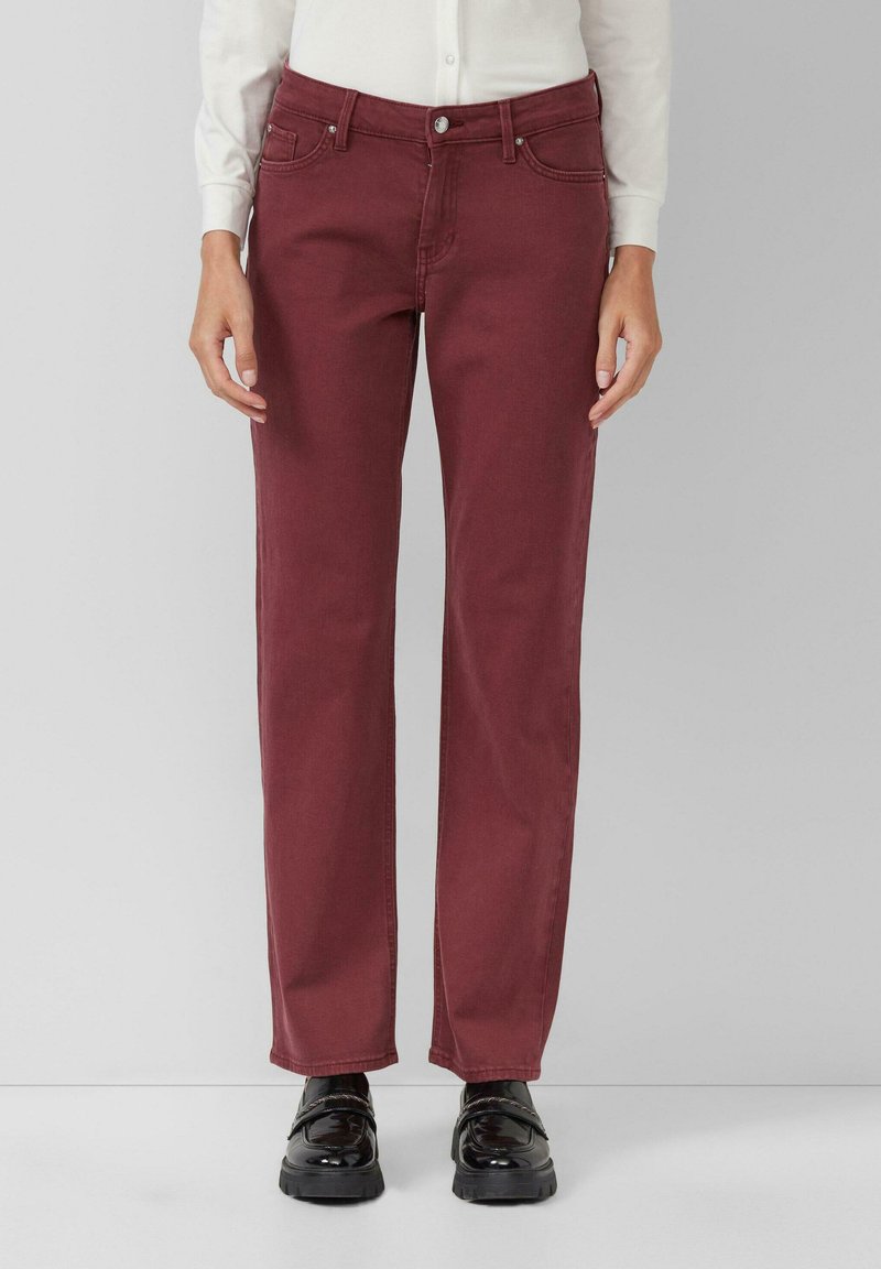 Burgundia sirge säärega teksad, mis on valmistatud puuvillast. Omavad eesmine taskuid, õmblusdetailid ja hõbedane nööbikalduvus. Mustad lohvpüksid rõhutavad välimust.