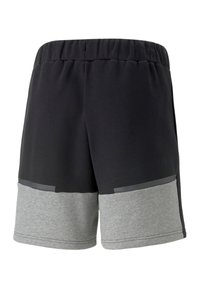 Zwarte en grijze sportshorts met een elastische tailleband, met een gestreepte grijze panel aan de onderkant en reflecterende accentstroken.