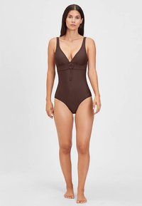 Brauner Einteiler-Badeanzug mit tiefem Ausschnitt, verstellbarem Bindeband in der Mitte und glattem, elastischem Stoff.